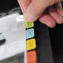 Kép 3/3 - Jelölőcímke DJOIS öntapadós műanyag 12x40 mm vegyes színek 48 darabos