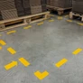 Kép 2/3 - Padlójelölő L alakzat DURABLE öntapadós 100x100 mm sárga 10 darabos