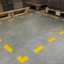 Kép 2/3 - Padlójelölő kereszt alakzat DURABLE öntapadós 150x150 mm sárga 10 darabos